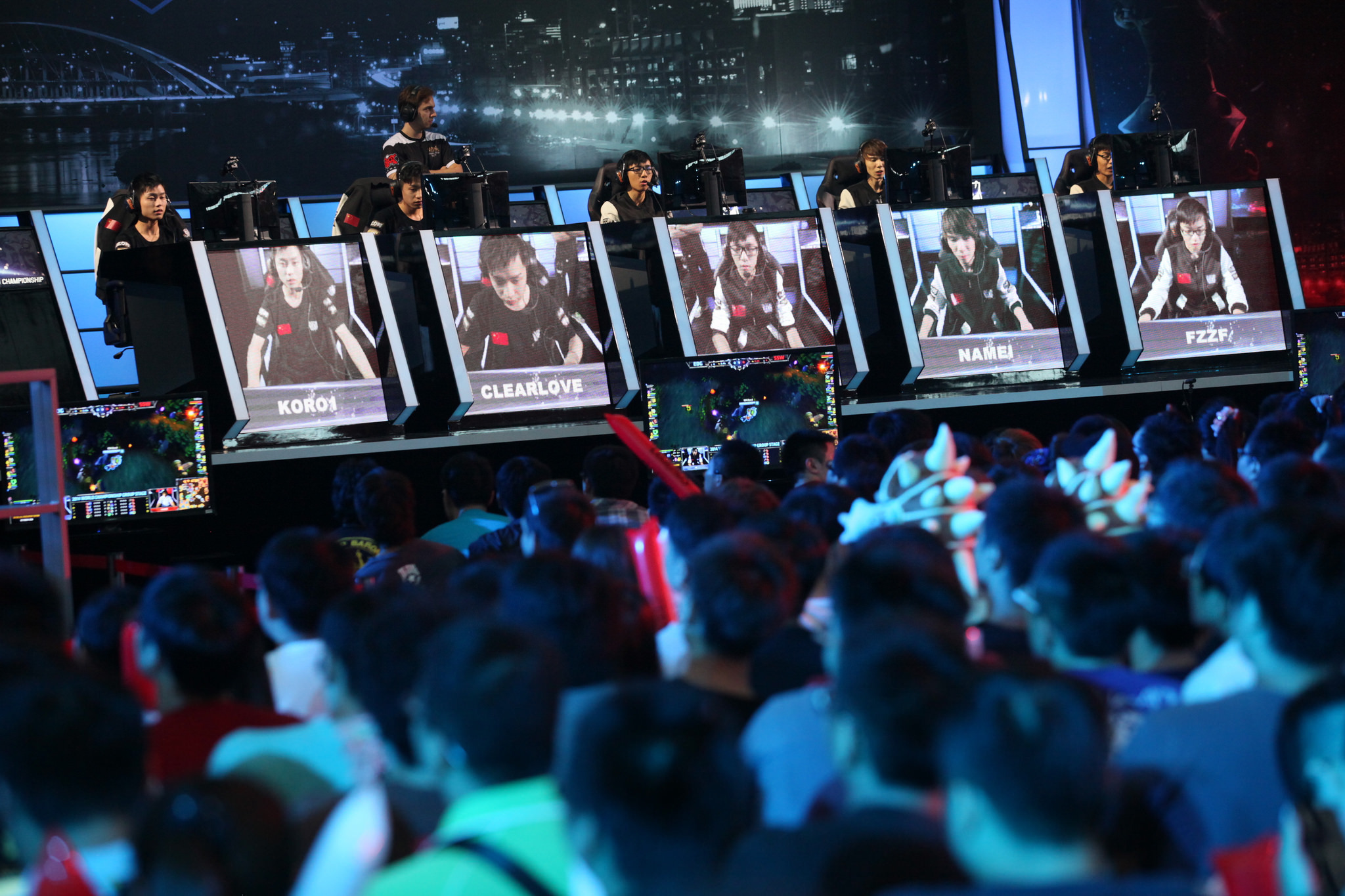 英雄联盟职业赛场：LPL与LCK霸榜，GEN、T1、BLG与JDG四强领跑